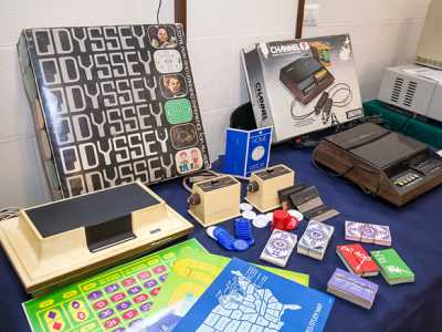 Sulla sinistra la prima console per videogiochi, la Magnavox Odissey